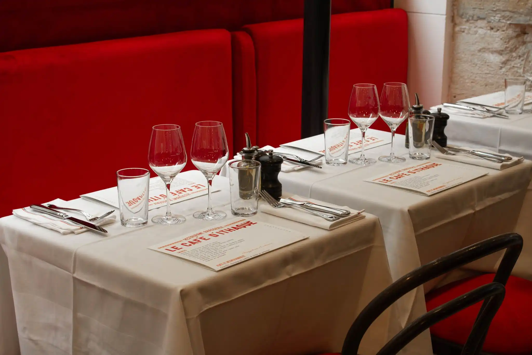 Salle intérieure du Café d'Ithaque, brasserie méditerranéenne Paris 7